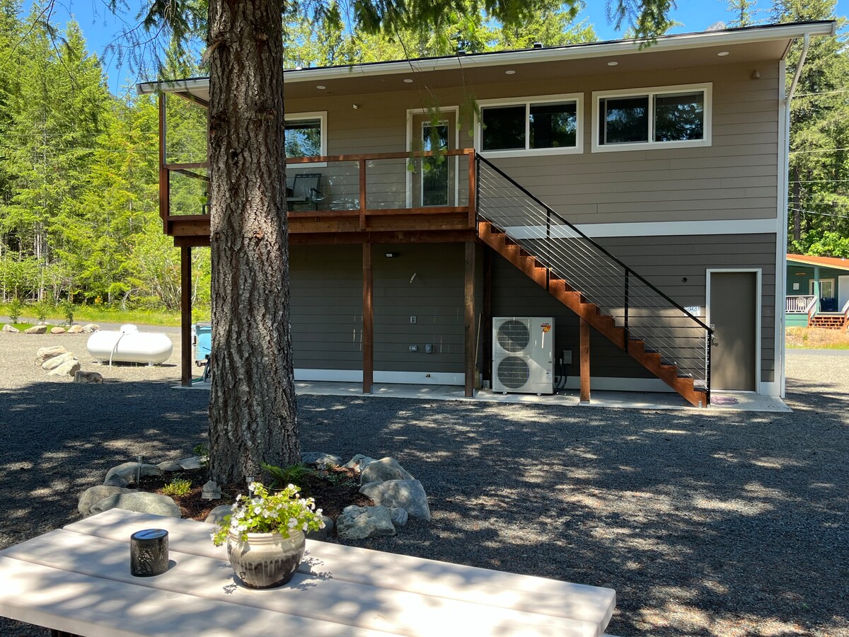 Creekside Loft at Butter Creek Retreat Cabins for Rent in Packwood, Washington, United States