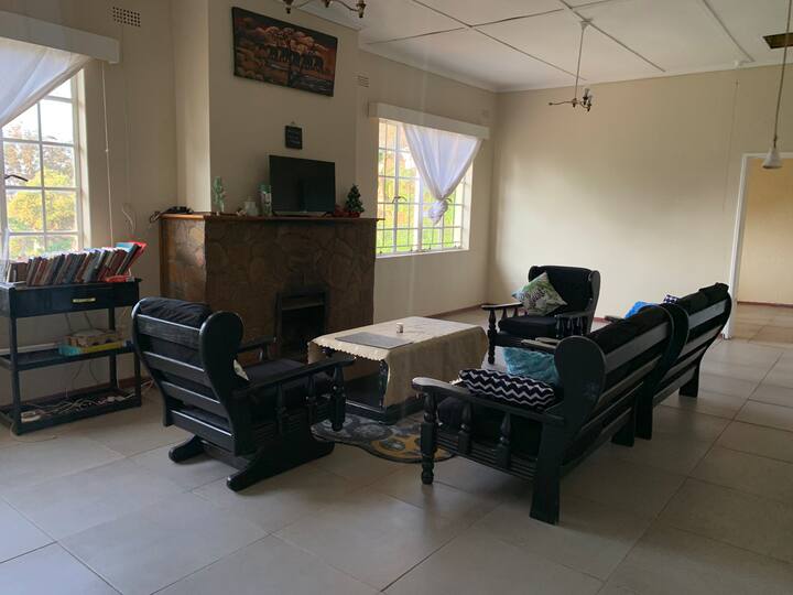 ห้องนั่งเล่นเปิดออกสู่ห้องรับประทานอาหารและห้องนอน มันหันหน้าไปทางภูเขาทางทิศตะวันตกและมีหน้าต่างบานใหญ่ที่สวยงามเพื่อให้แสงเข้ามาและเสียงนกร้อง
เตาผิงเผาฟืนเหมาะสำหรับการให้ความอบอุ่น