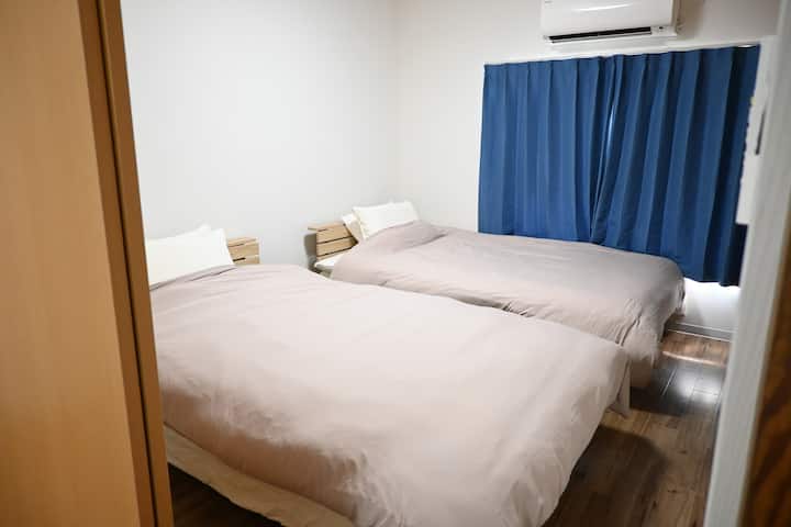 إنه سرير بأقدام!
شخص أو شخصان بالغان! ؟يعتمد ذلك على الحجم.

يمكن تقسيم الغرفة التالية بواسطة باب منزلق!