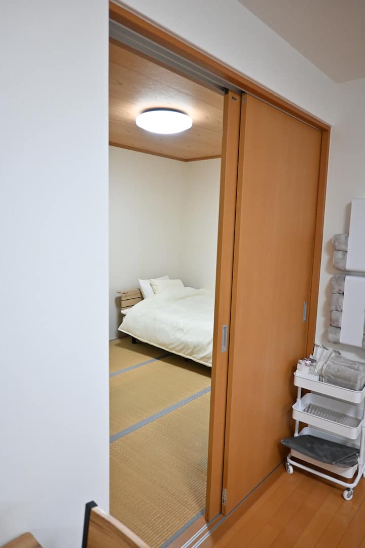 توجد غرف على الطراز الياباني في الطابق الأول.
يتم تخزين السرير شبه المزدوج والأريكة الفردية في الثنية.