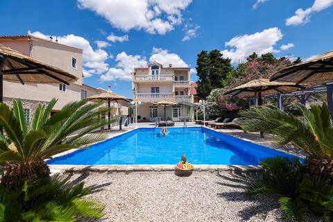 Lana Two bedroom Apt. with Balcony and Sea view