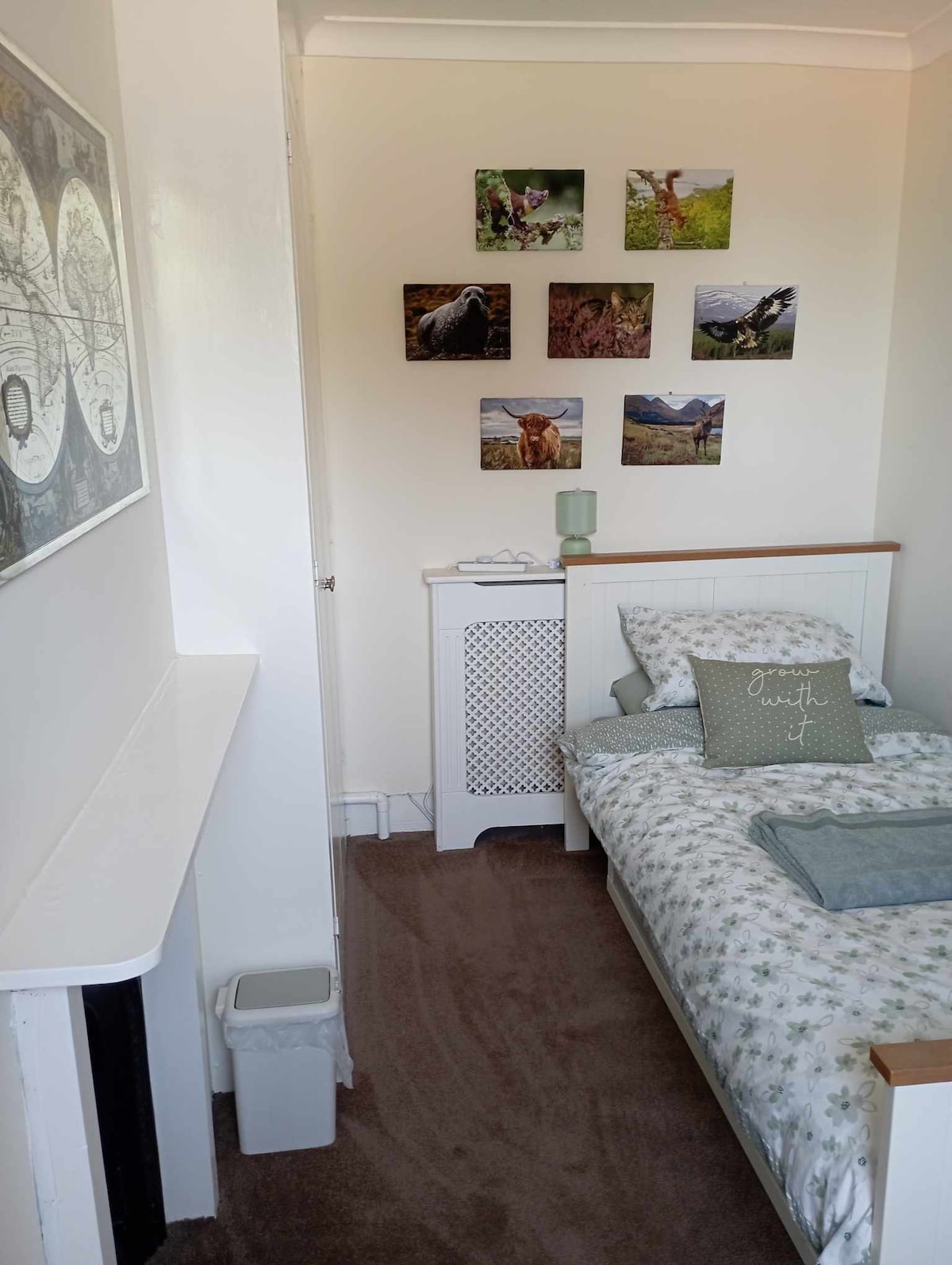 Третата спалня съдържа вграден гардероб, единично легло, скрин и детско бюро. 