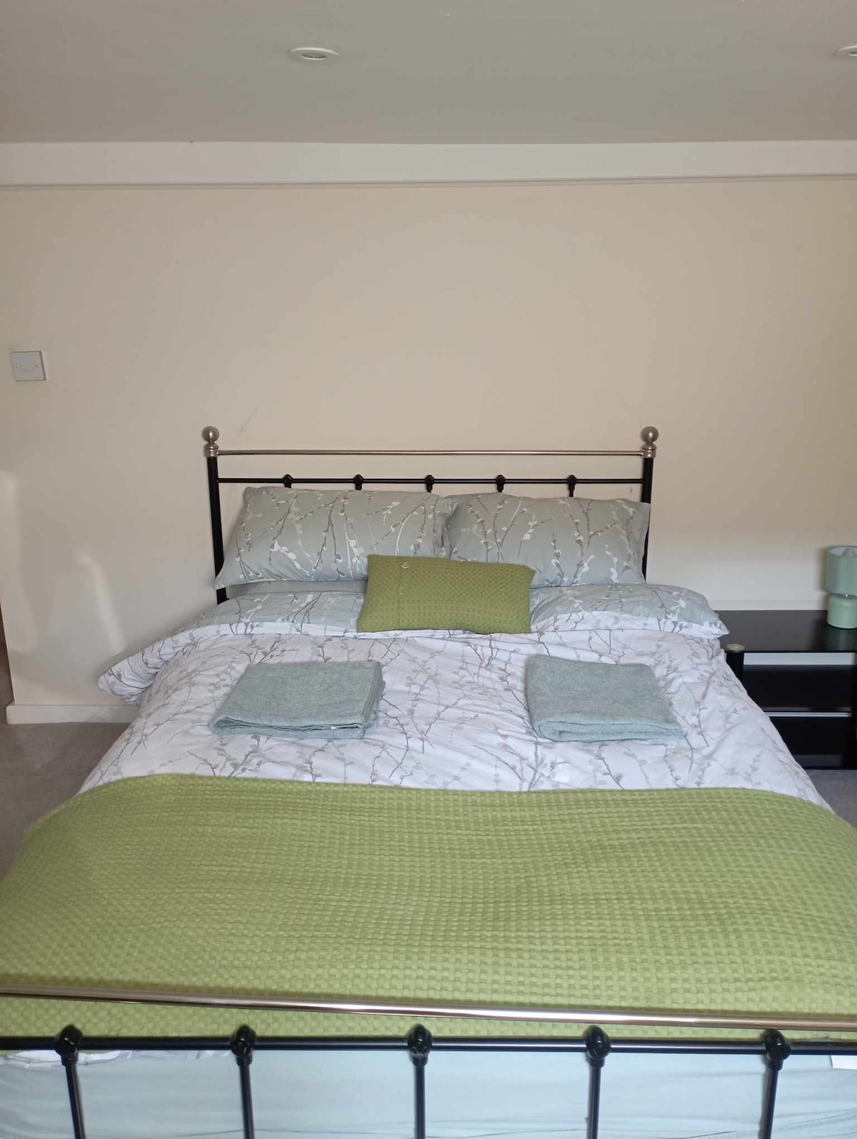 В мазето на имота има двойна спалня. 