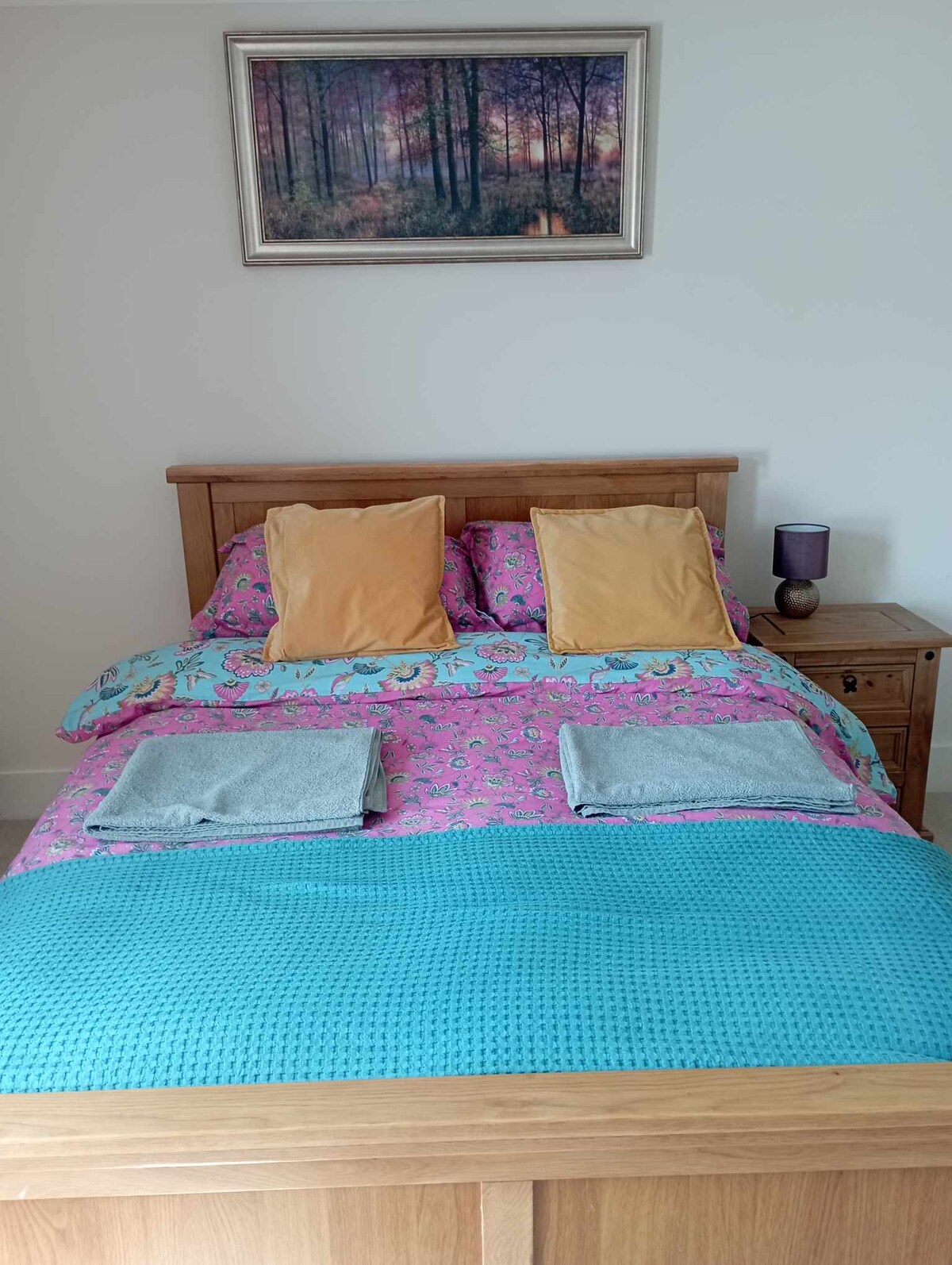 Основната спалня на първия етаж има двойно легло king size. 