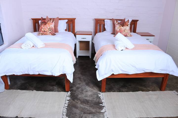 Dve pohodlné dvojlôžka
Chrumkavá biela posteľná bielizeň a farebné vankúše
Rustikálna výzdoba s odhalenými tehlovými stenami
Drevený nábytok
Táto spálňa je ideálnym miestom na oddych a oddych po dni strávenom objavovaním.