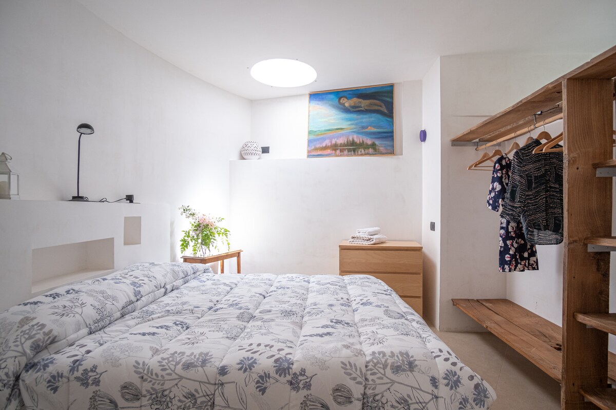 Dhomë dopio me vrimë hyrëse. Mundësia e shtimit të një krevati për foshnjat.