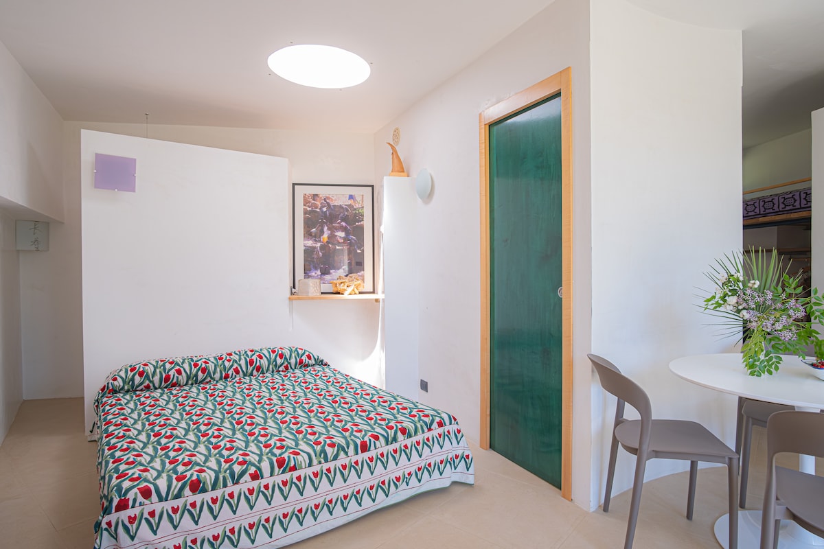 Divan krevat dopio dhe pamje e dhomës tjetër me krevat marinari.