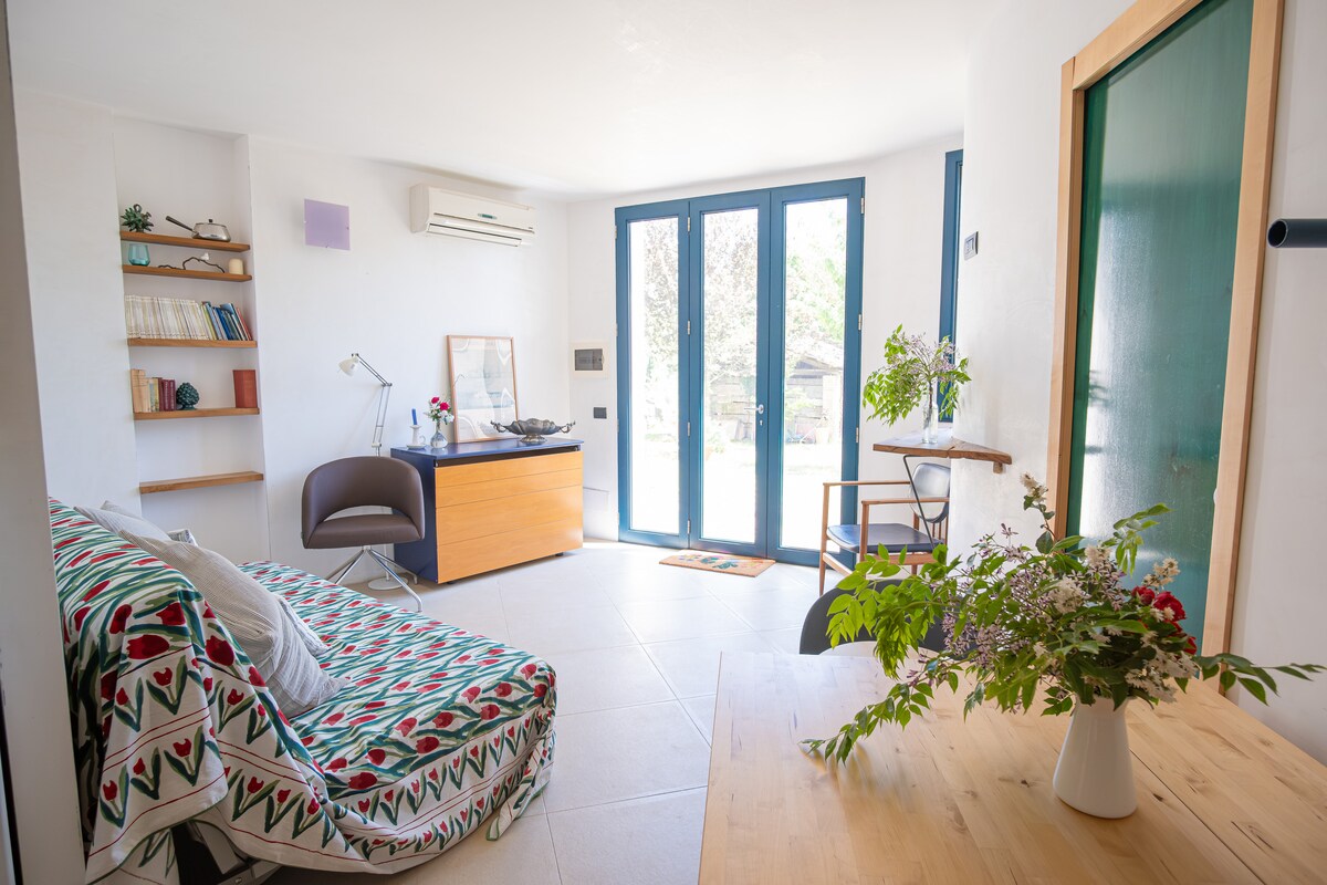 Dhomë ndenjjeje, me divan krevat dhe kolltuqe.