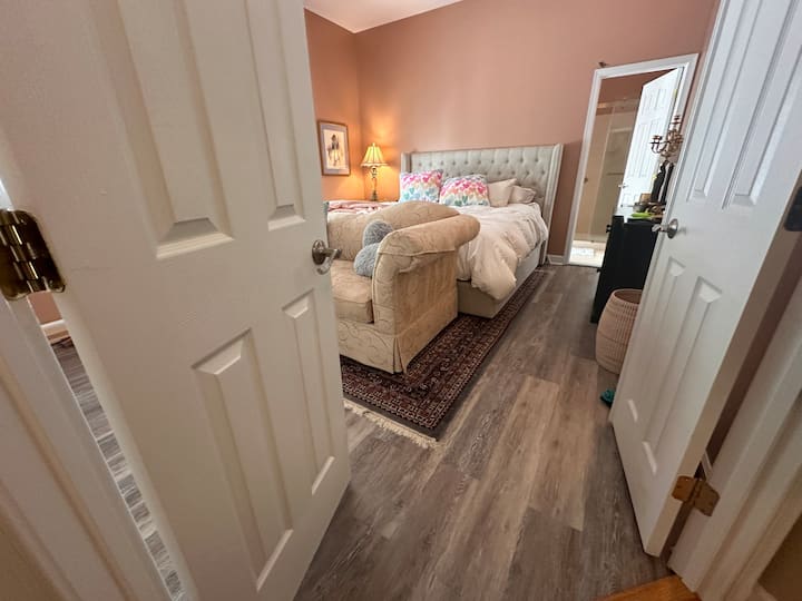 ทางเข้าห้องนอน 2 ประตูแต่ข้างเตียงแคบกว่า  ประตูเดียวไปยังอ่างอาบน้ำ  วิวสวยๆจากห้องนอนของสวนหลังบ้านและห้องโถงที่มีแสงและการตกแต่งระดับสูง


