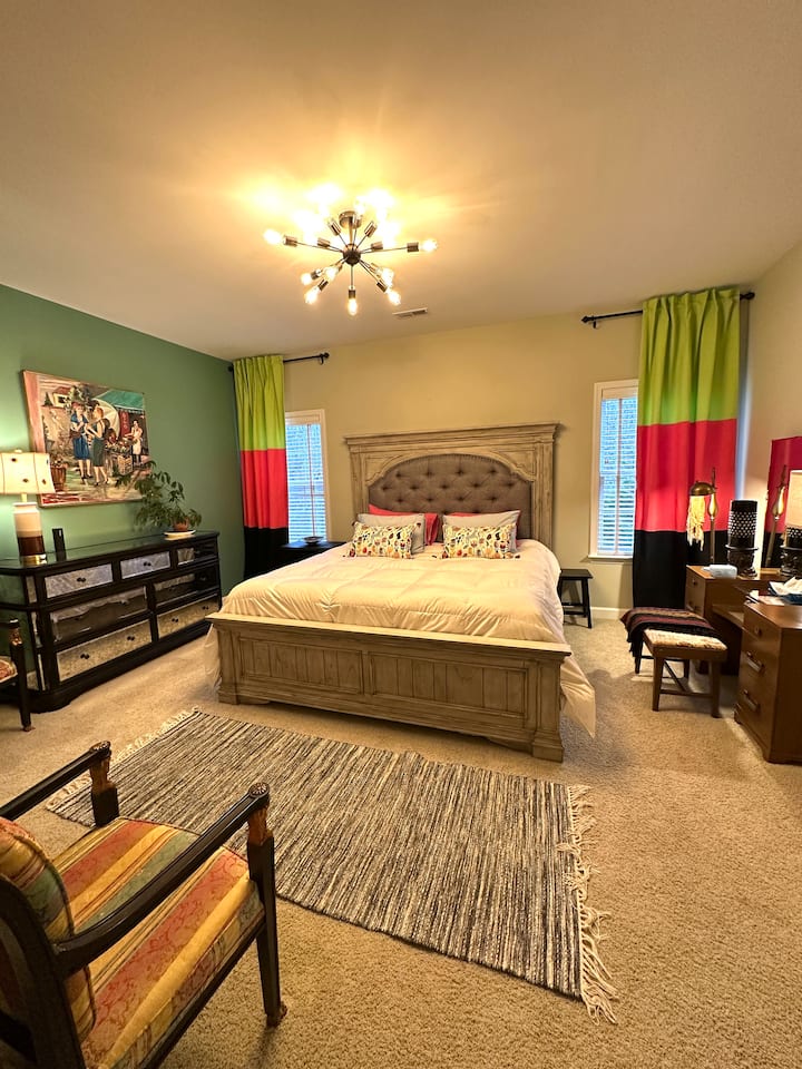 โครงเตียงสตีเฟนซิลเวอร์ใหม่พร้อมที่นอนเนคทาร์ขนาดคิงไซส์ใหม่และตู้ลิ้นชักรีสโตรเรชั่นฮาร์ดแวร์  วินเทจเล็กน้อยพร้อมโต๊ะเครื่องแป้งยุค 1940 - เก้าอี้สีรุ้งและผ้าม่านสีสันสดใสเพื่อความสนุกสนาน  บล็อกห้องสวีทหรือวางแผนห้องสวีทสำหรับครอบครัวพร้อมห้องนอน 5 ห้อง