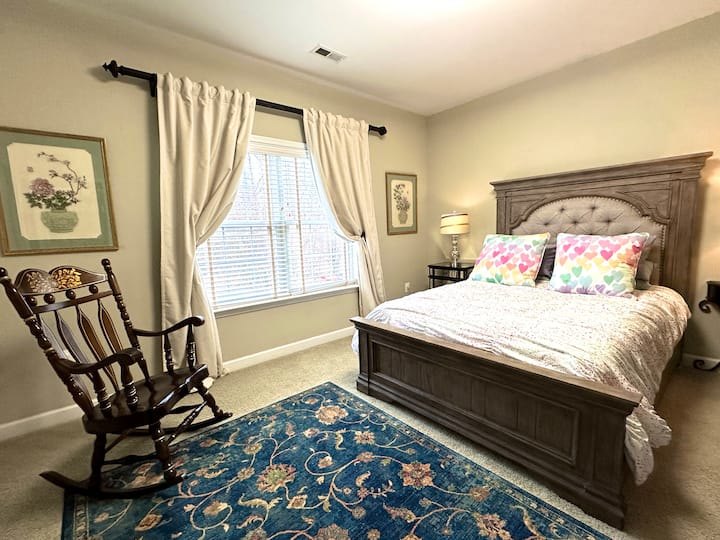 เฟรมสวยๆ ใหม่ของสตีเฟนซิลเวอร์และเตียงควีนไซส์ - หน้าต่างคู่พร้อมมู่ลี่ไม้เพื่อความเป็นส่วนตัว  ตู้เสื้อผ้าแบบวอล์คอินพร้อมชั้นวางของและตู้ลิ้นชักเต็มรูปแบบสำหรับเก็บของ  ห้องน้ำที่อยู่ติดกันช่วยเสริมห้องสวีทสำหรับครอบครัวที่มีศักยภาพ โดยแต่ละห้องมีอ่างล้างหน้าส่วนตัว