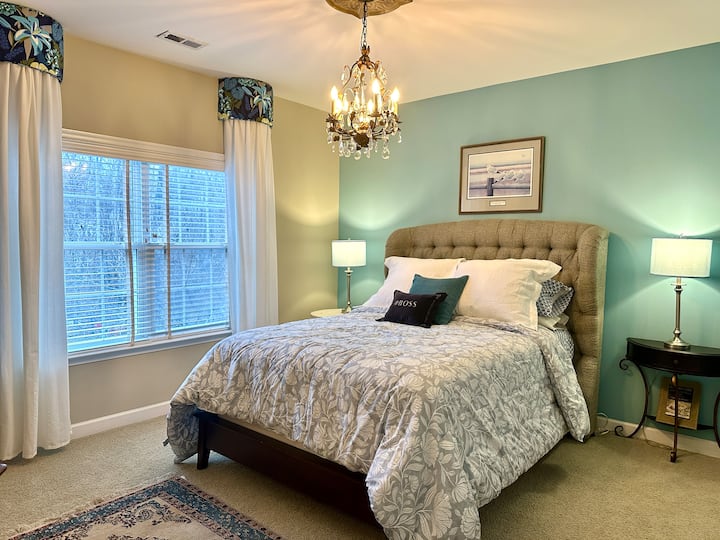 ห้องสวีทหรูส่วนตัวนอกพื้นที่นั่งเล่นเล็กๆ ในชั้นบนของห้องโถง  ผ้าม่านแบบสั่งทำและเตียง Arhaus - ตู้ลิ้นชักเต็มรูปแบบและห้องน้ำส่วนตัว