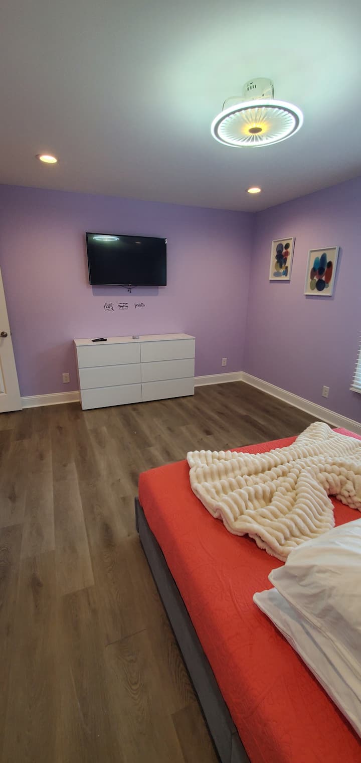 Chumba cha kulala cha Malkia cha ghorofani #2
Chumba cha zambarau