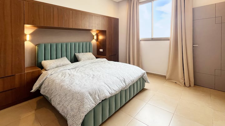 Спална соба со ортопедски душек со големина на брачен кревет (широк 160 x 200 см) и сопствена бања. Има доволно простор за складирање.