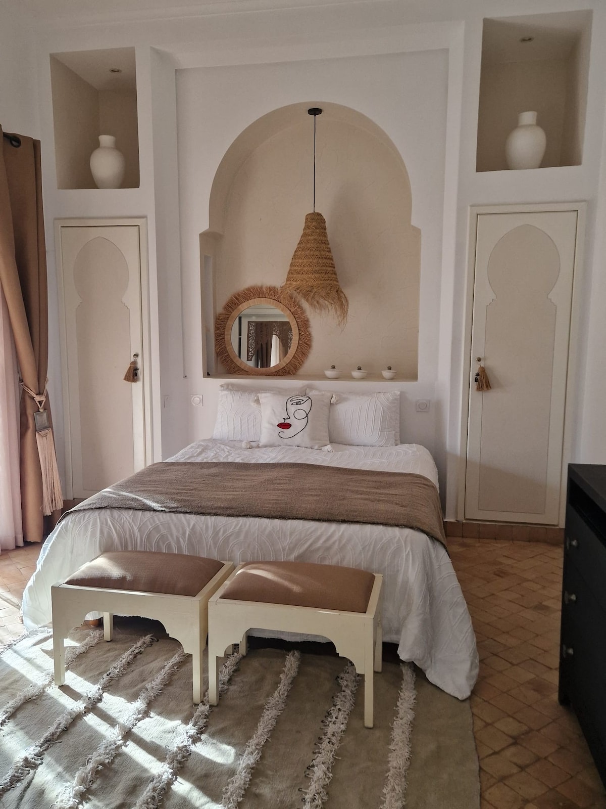 veľká spálňa s veľkou vlastnou kúpeľňou a šatníkom na oblečenie,veľkým oknom na jednej z terás s výhľadom na bazén a záhradu 