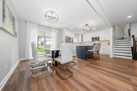 Elegant 3BR Home • 4 Beds • Elmhurst Retreat