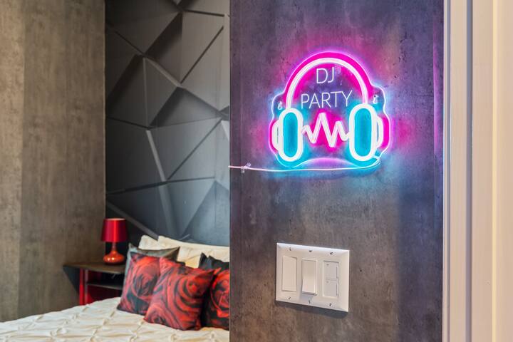 Sky High Club 8 Mins Walk Broadway Free Parking gallery image 5