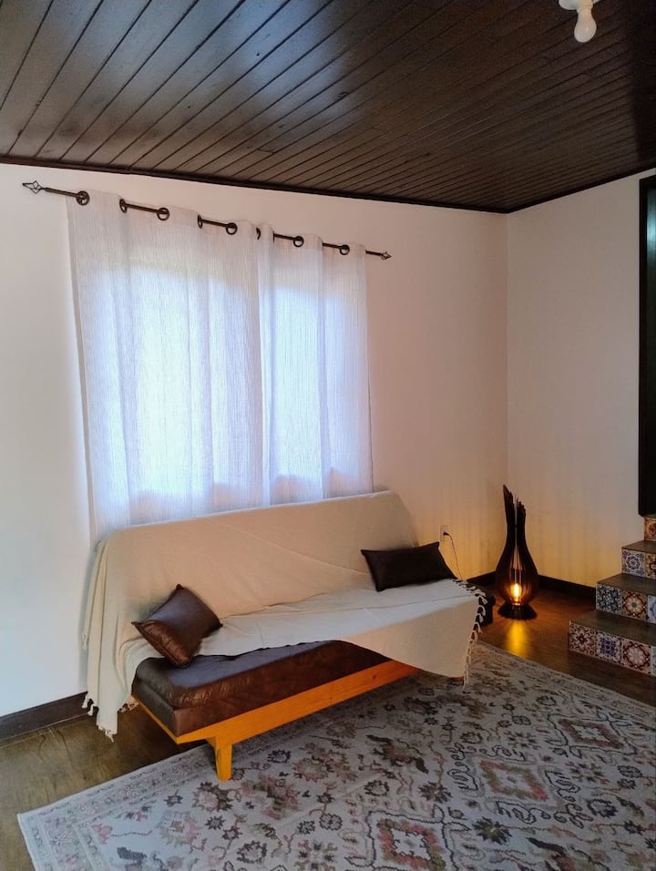 Salla 02 me një divan krevat të rehatshëm, me më shumë tapet në dysheme.