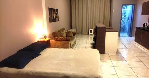 Lindo Loft with balcony, 5 min from downtown.