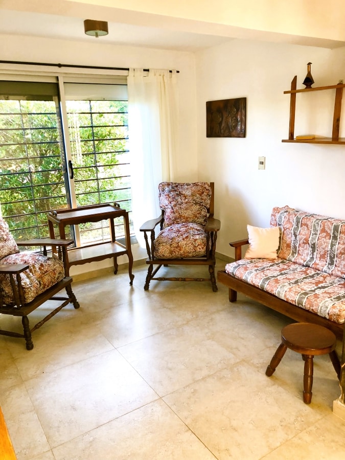 Ელ-შალე-ლა-პედერიტა - იძინებს 5 ‑ 2 საძინებელი, 1 სააბაზანო, სრული სამზარეულო, სასადილო ოთახი, მისაღები ოთახი ხის სახლით, ურუგვაული გრილი კვინჩოს სასადილო ოთახით, პლაჟის საშხაპე, ტერასები და ბაღები, მანქანის საპარკინგე ადგილი.