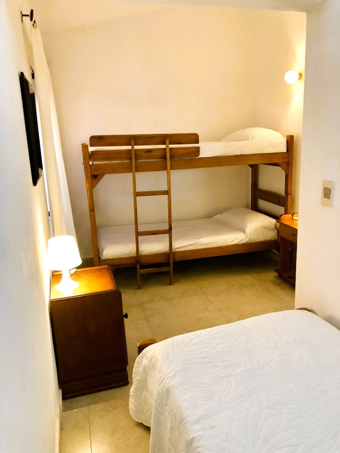 Ელ-შალე-ლა-პედერიტა - იძინებს 5 ‑ 2 საძინებელი, 1 სააბაზანო, სრული სამზარეულო, სასადილო ოთახი, მისაღები ოთახი ხის სახლით, ურუგვაული გრილი კვინჩოს სასადილო ოთახით, პლაჟის საშხაპე, ტერასები და ბაღები, მანქანის საპარკინგე ადგილი.