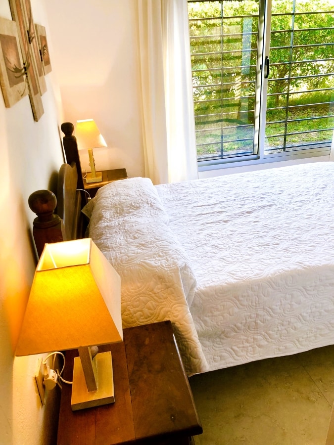 Ელ-შალე-ლა-პედერიტა - იძინებს 5 ‑ 2 საძინებელი, 1 სააბაზანო, სრული სამზარეულო, სასადილო ოთახი, მისაღები ოთახი ხის სახლით, ურუგვაული გრილი კვინჩოს სასადილო ოთახით, პლაჟის საშხაპე, ტერასები და ბაღები, მანქანის საპარკინგე ადგილი.