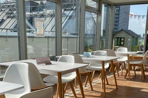 Beliebte Airbnb-Anzeige: *Sky Penthouse* | Style & Stunning Views in Zentrum