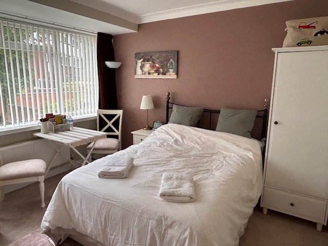 Стандарден двоен душек во Обединетото Кралство со хибриден душек Simba. Многу квалитетна двојна јорган, 100% памучна навлака за јорган/перница, чаршаф и крпи за бањање.  Брачниот јорган и прекривката се обезбедени за престој на 2 лица. 