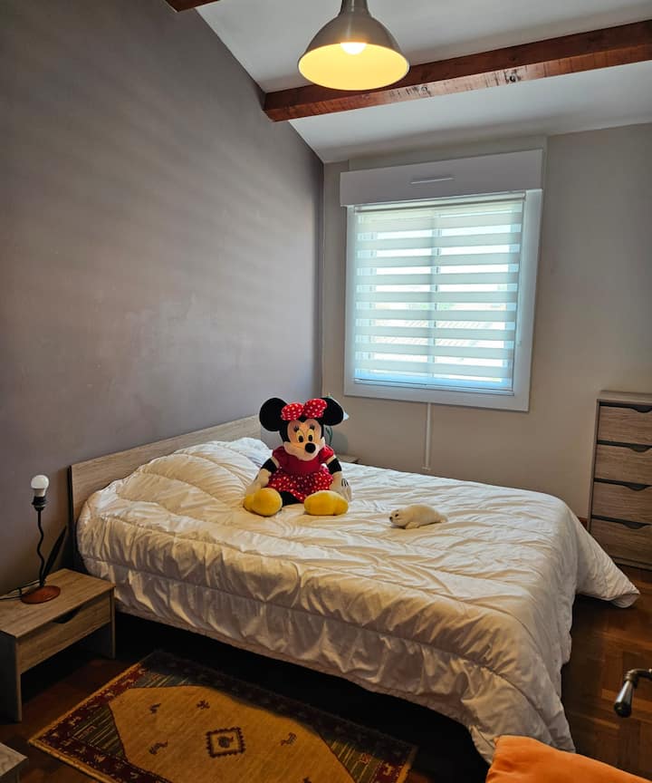 ห้องนอน 2 ตั้งอยู่บนชั้นลอยมีตู้เสื้อผ้าพร้อมลิ้นชักสำหรับเก็บเสื้อผ้า (ไม่มีราวแขวนผ้า)