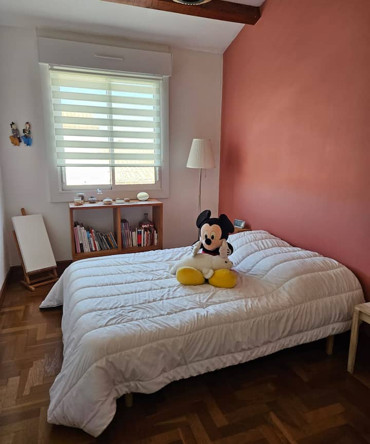 ห้องนอน 1 ตั้งอยู่บนชั้นลอยมีตู้เสื้อผ้าขนาดเล็กและชั้นวางของสำหรับเก็บเสื้อผ้า