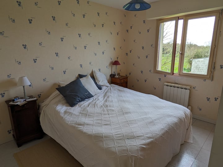 חדר שינה ראשי עם מקלחת פרטית 