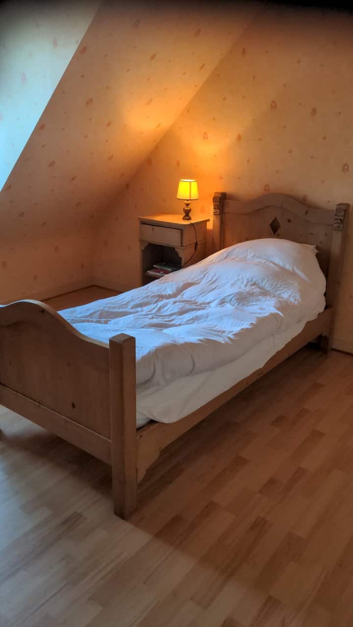 חדר מעונות עם שתי מיטות יחיד ושתי מיטות קומתיים 