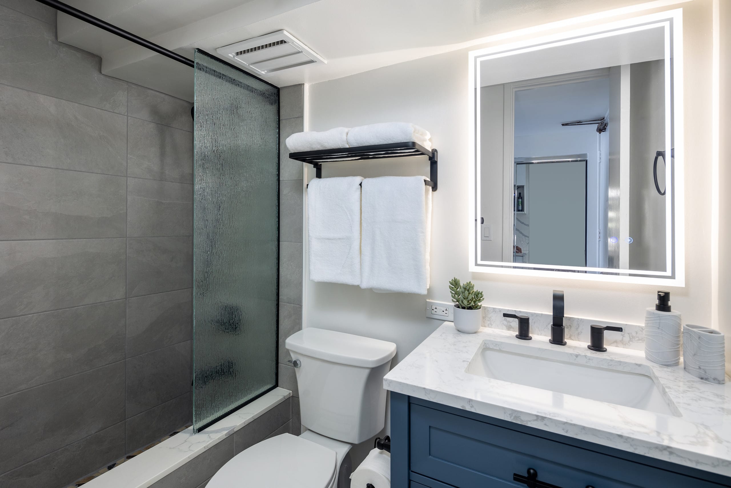 Stylish Renovated modern Studio Heart of Waikiki - Image 9