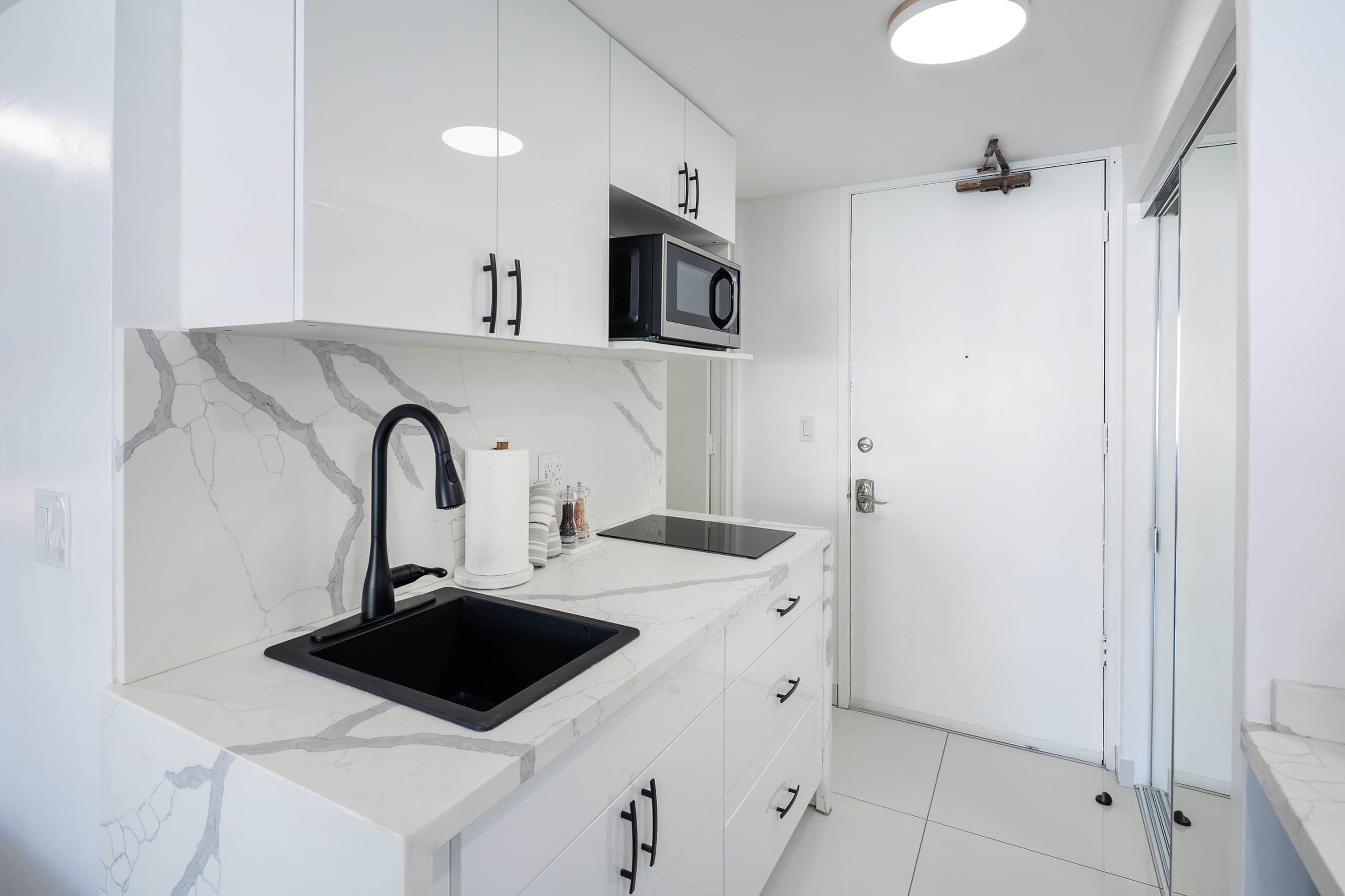 Stylish Renovated modern Studio Heart of Waikiki - Image 2