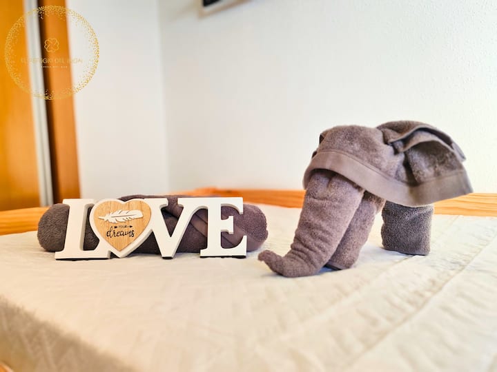 חדר שינה עם שתי מיטות בגודל 90x200, פלרטטני, נוח ופונקציונלי