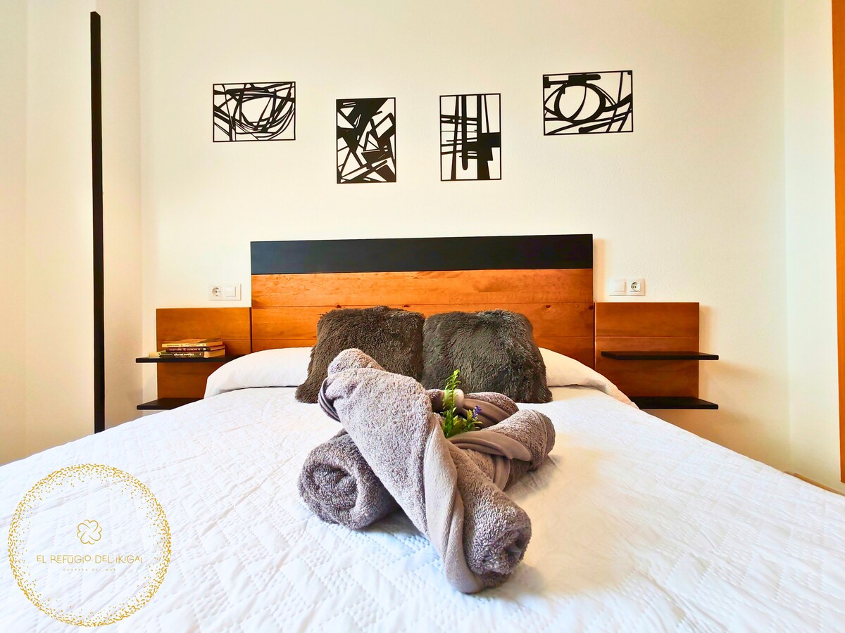 Amplio dormitorio con cama doble, colchón viscoelástico alta gama para un descanso integral y reparador.