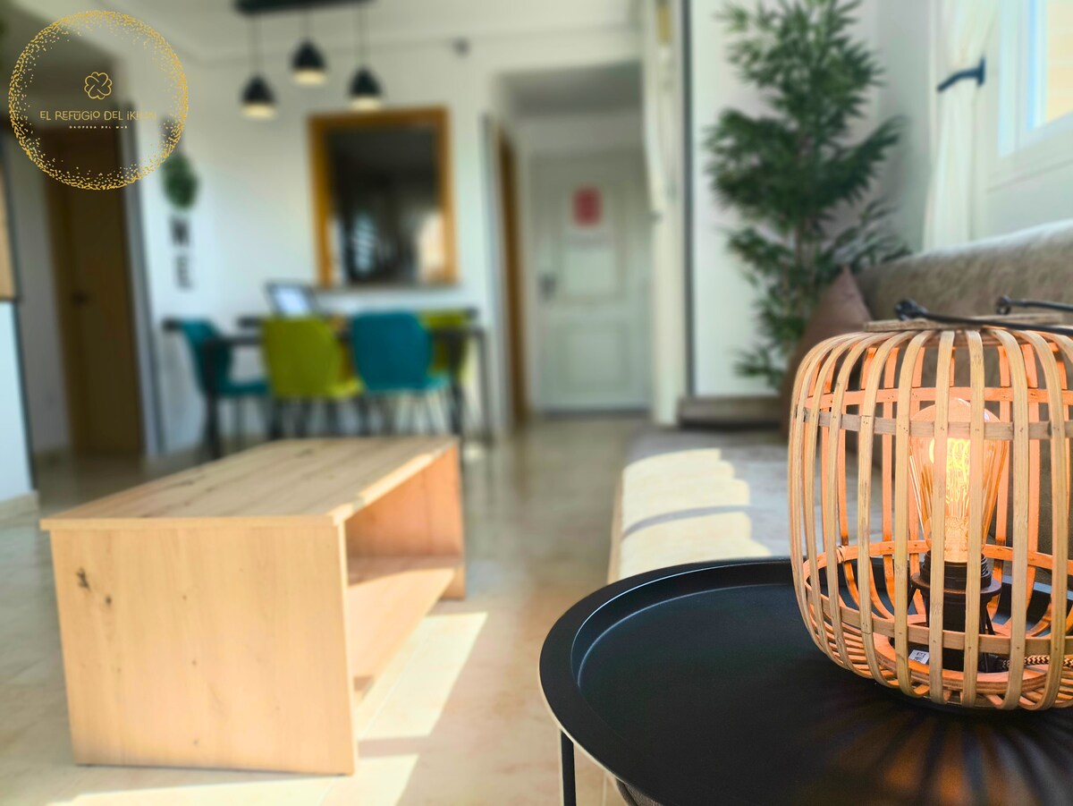 Salón moderno y funcional. con Smart TV, Wifi, espacio de lectura, aire acondicionado y unas preciosas vistas al mar.
Acceso directo a la terraza.
