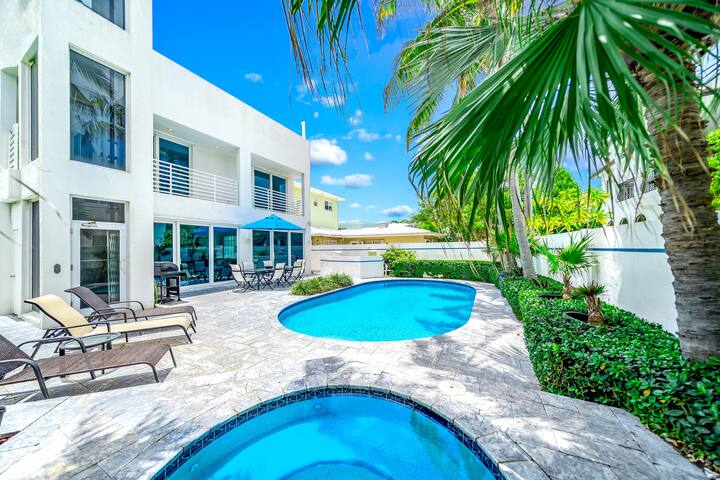 Beachfront! Heated Pool+Hot Tub! Walk To Beach! gallery image 2