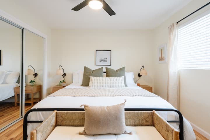 Ლამაზი საძინებელი დიდი საწოლით და სარკისებური კარადით 