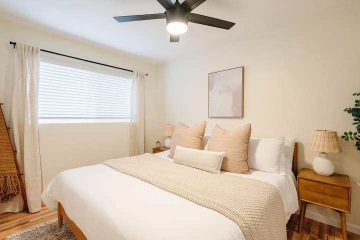 Მეორე საძინებელში, ასევე, დგას მდიდრულად დიდი საწოლი 