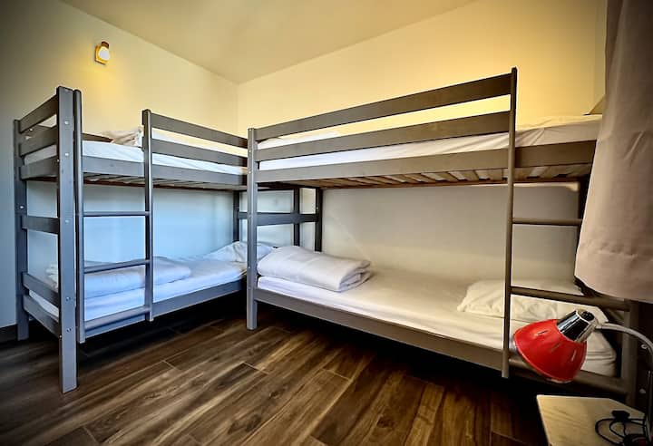 Dhoma e gjumit 3: me pamje nga 01 krevate marinarë