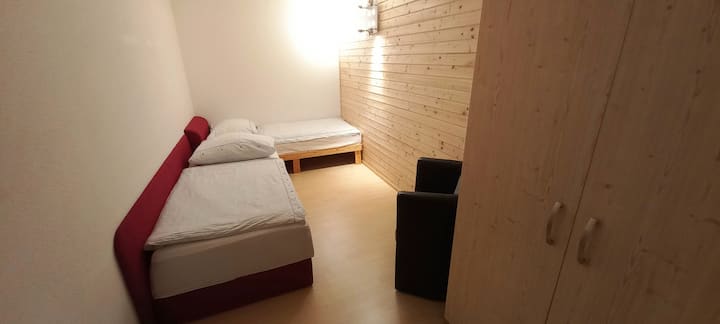 Habitación infantil con cama individual y sofá cama con cajón de cama. Cuna de viaje plegable para niños/cuna disponible. 