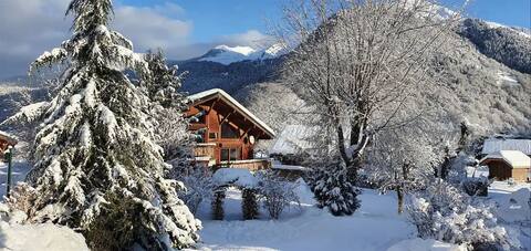 Large Chalet with Stunning Mountain Views