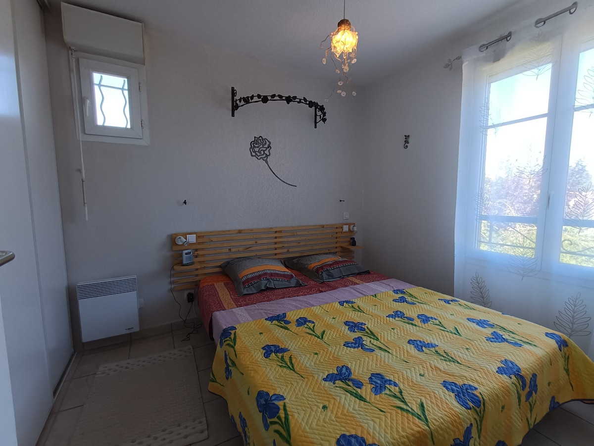 Habitación con cama doble de 160 cm