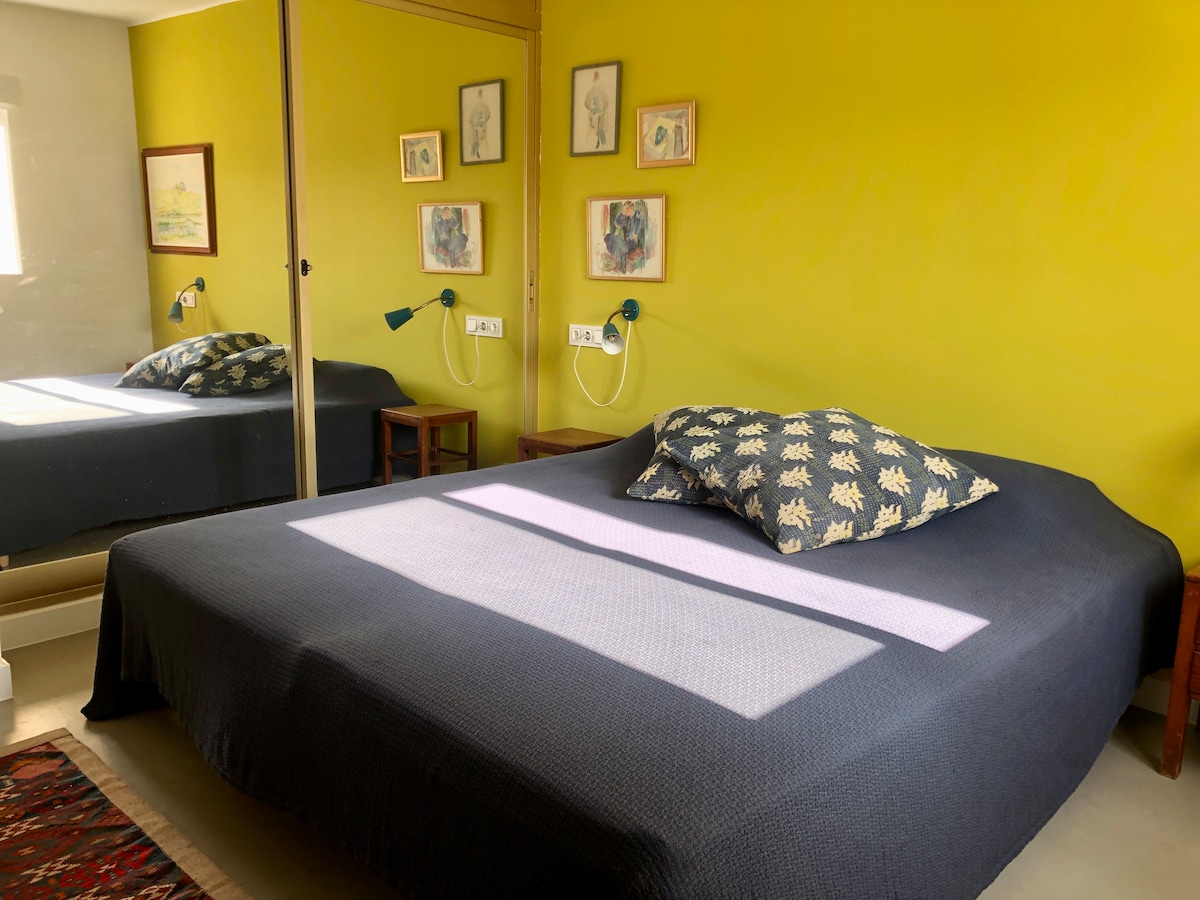 غرفة نوم بسرير بمقاس كبير (180 سم) - يمكن تقسيمها إلى قسمين