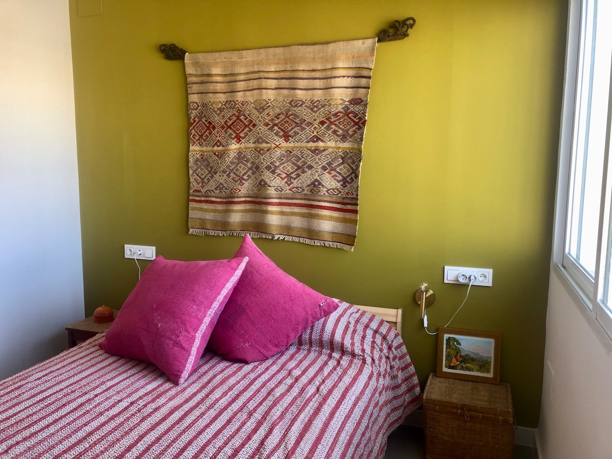 سرير مزدوج بحجم كبير (140 سم)