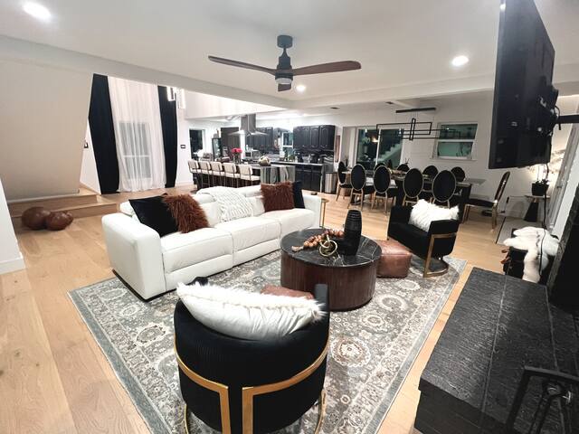 Luxury Home w Pool, Chef’s Kitchen, Massage Chairs gallery image 5