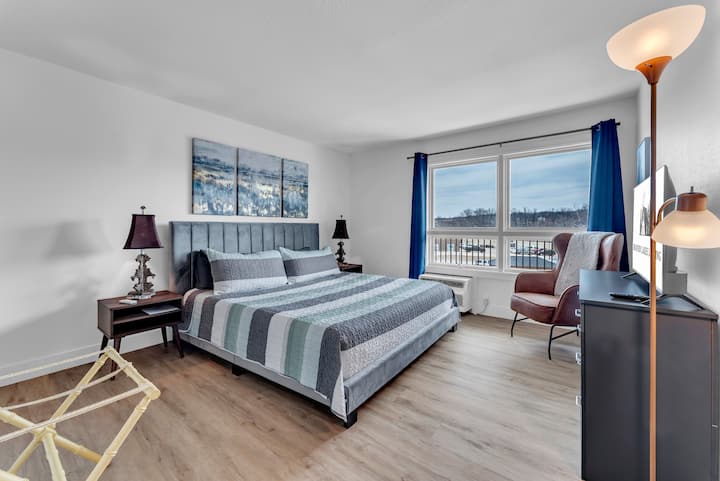 Condo Roark, à pied de Branson Landing. Peut accueillir 6 personnes, très grand lit, grand lit et divan-lit 