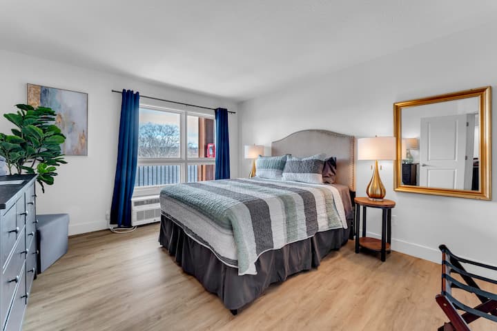 Condo Roark, à pied de Branson Landing. Peut accueillir 6 personnes, très grand lit, grand lit et divan-lit. Salle de bain attenante et entièrement équipée avec linge de maison, cuisine et tous les appareils électroménagers, superbes piscines et commodités.