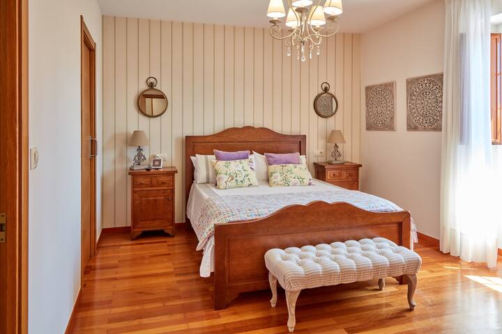 Главна спална соба со бања и плакар.